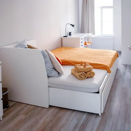 Malasits Art - Private With Bathroom Gazde/Camere de închiriat Győr