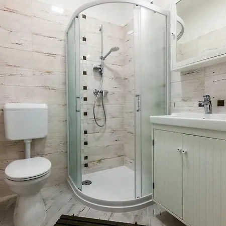 Malasits Art - Private With Bathroom Gazde/Camere de închiriat *